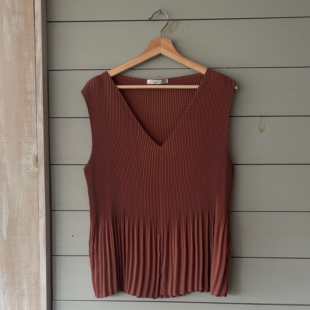 Dex “The Suit Shop New York” Pleated Sleeveless Top